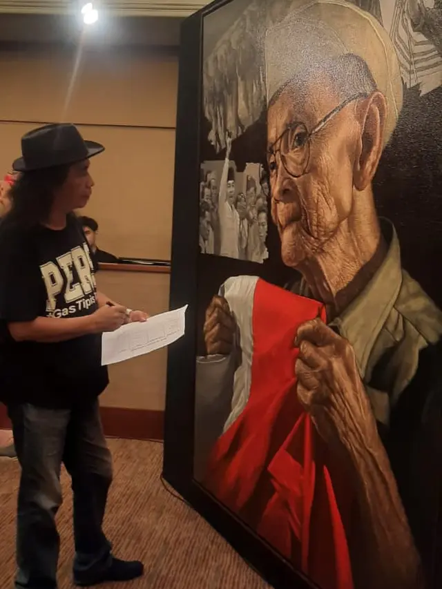 Salah satu pengunjung yang mengamati lukisan.