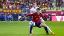 Pemain Spanyol, Gavi, berebut bola dengan pemain Norwegia, Marcus Pedersen pada laga pembuka Grup A Kualifikasi Euro 2024 di Estadio La Rosaleda, Malaga, Minggu (26/3/2023). (AP Photo/Manu Fernandez)