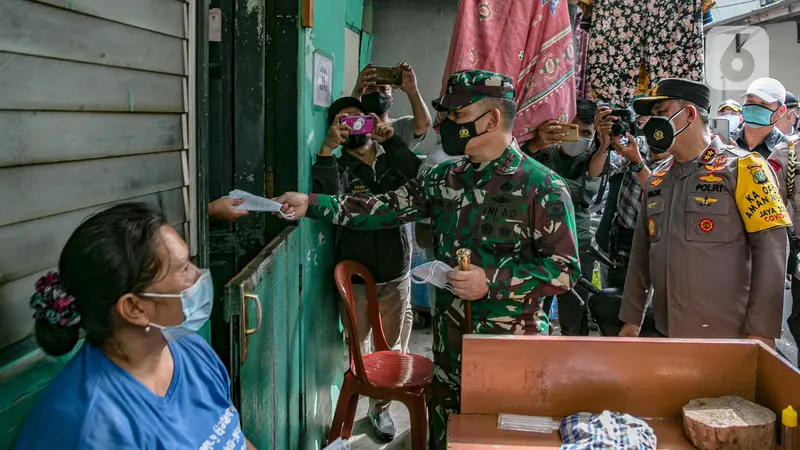 FOTO: Kapolda Metro Jaya dan Pangdam Jayakarta Bagikan Masker ke Warga Sunter