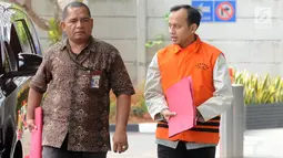 Tersangka jaksa di Kejari Surakarta, Satriawan Sulaksono tiba untuk pemeriksaan di gedung KPK, Jakarta, Rabu (25/9/2019). Satriawan diperiksa terkait kasus dugaan suap lelang proyek pada Dinas Pekerjaan Umum, Perumahan, dan Kawasan Permukiman (PUPKP) Kota Yogyakarta TA 2019. (merdeka.com/Dwi Narwoko