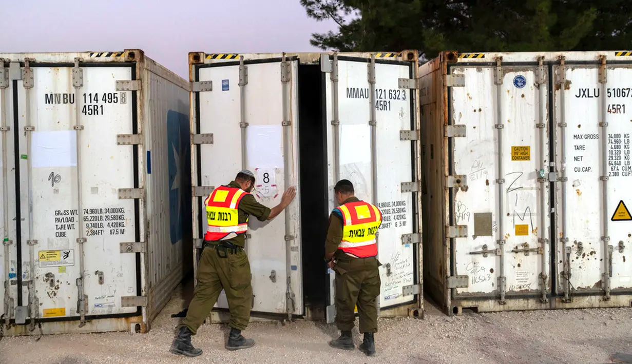 Para pejabat Israel mengatakan lebih dari 1.400 orang tewas dan lebih dari 200 orang ditawan di Gaza, dalam serangan multifront yang dilakukan kelompok militan Hamas pada 7 Oktober. (AP Photo/Petros Giannakouris)