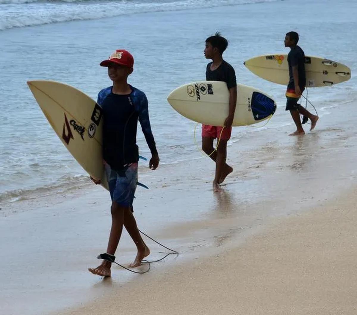 "Di Belanda kami tidak terbiasa, misalnya saat di pantai, banyak orang datang untuk menawarkan dagangannya, massage, tato. Saya tidak suka itu dan saya selalu menolak dengan ramah. Tapi di sisi lain saya mengerti orang-orang perlu mencari uang. Tapi saya 