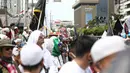 Massa demonstran dari gabungan elemen Islam menggelar aksi damai mengecam Presiden Prancis Emmanuel Macron di kawasan Sarinah, Jakarta, Senin (2/11/2020). Mereka datang dengan berbagai atribut mengecam pernyataan presiden Emmanuel Macron yang dianggap menghina Islam. (Liputan6.com/Faizal Fanani)
