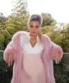 Khloe Kardashian tertangkap kamera sedang pergi belanja bersama dengan Kris Jenner di West Hollywood, 7 Maret, waktu setempat. (instagram/khloekardashian)
