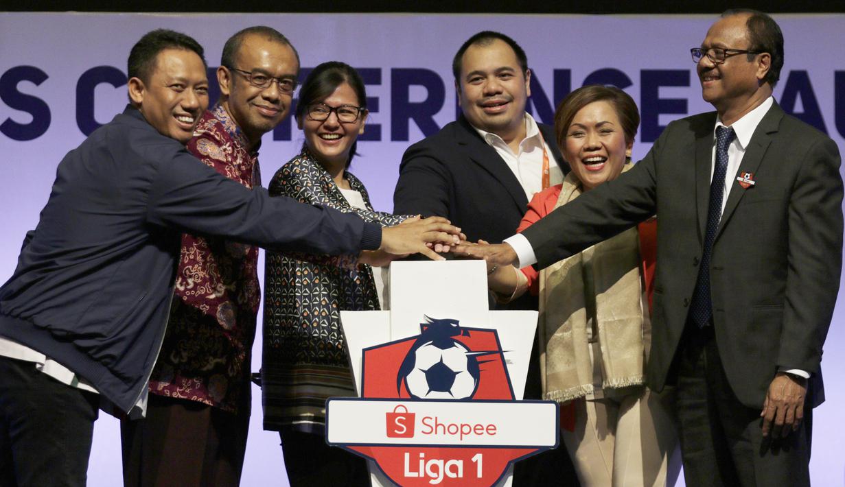 Suasana seremoni pembukaan saat Peluncuran Shopee Liga 1 di SCTV Tower, Jakarta, Senin (13/5). Sebanyak 18 klub akan bertanding pada Liga 1 mulai tanggal 15 Mei. (Bola.com/Vitalis Yogi Trisna)