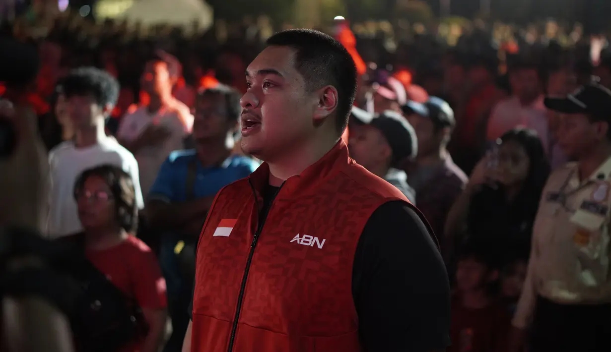 Menpora RI, Dito Ario Tedjo ikut berdiri menyanyikan lagu kebangsaan Indonesia Raya saat acara nonton bareng laga perebutan tempat ketiga Piala Asia U-23 2024 antara Timnas Indonesia U-23 menghadapi Irak di Plaza Kemenpora, Senayan, Jakarta Pusat, Kamis (2/5/2024) malam WIB. (Bola.com/Afi)