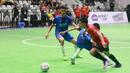 <p>Pemain futsal SMAN 8 Makassar bertanding melawan SMA 4 Metro Lampung pada laga AXIS Nation Cup 2023 di Istora Senayan, Jakarta, Minggu (15/10/2023). SMAN 8 Makassar menang dengan skor 4-1. (Bola.com/M Iqbal Ichsan)</p>