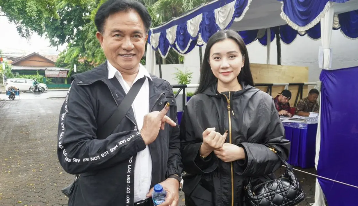 Tampil sederhana namun penuh pernyataan, Jaket hitam tampak lebih statement dengan aksen zipper emas. [Foto: Instagram/ Yusril Ihza Mahendra]