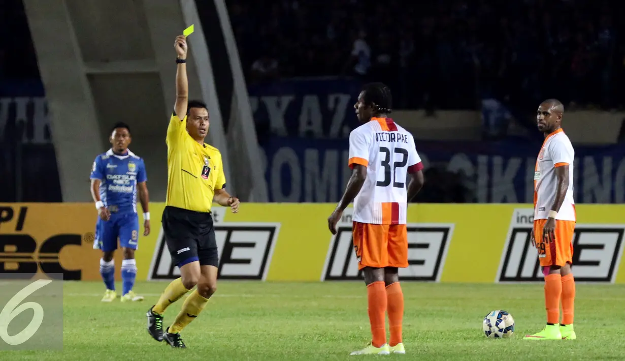 Pemain belakang PBFC, Victor Pae (keduakanan) mendapat kartu kuning dari wasit Jumadi Effendi saat laga kedua Perdelapan Final Piala Presiden 2015 di Stadion Si Jalak Harupat, Bandung, Sabtu (26/9/2015). PBFC kalah 1-2. (Liputan6.com/Helmi Fithriansyah)