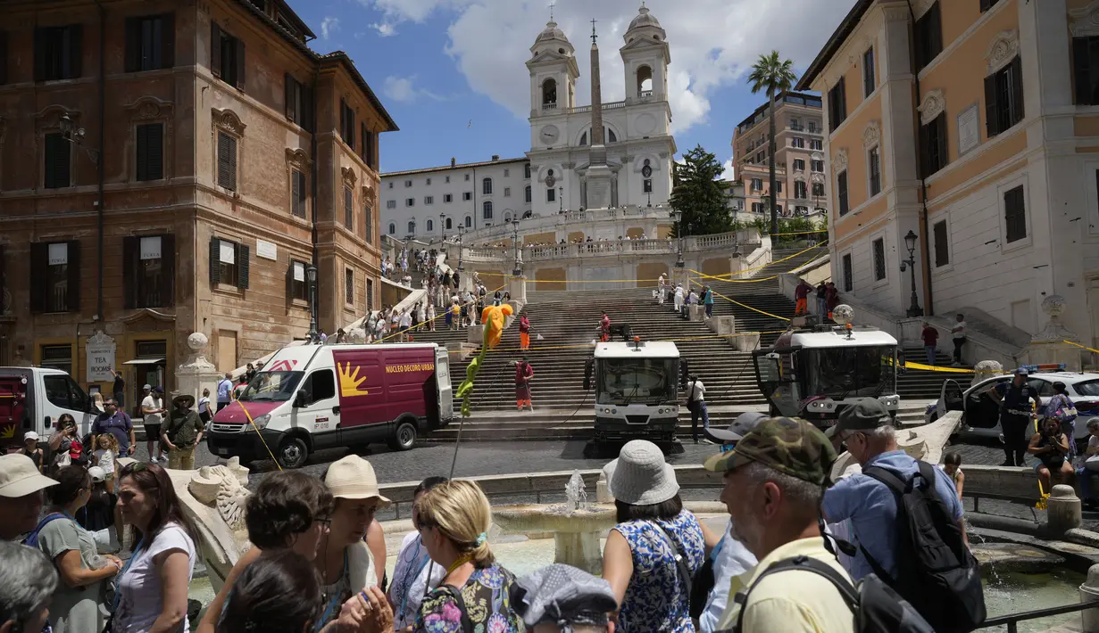 Spanish Steps juga muncul di film terbaru "Mission Impossible - Dead Reckoning," yang menampilkan Tom Cruise menabrak anak tangga dengan mobil Fiat 500. (AP Photo/Andrew Medichini)