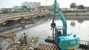 Petugas dari Dinas Kebersihan DKI menggunakan alat berat untuk membersihkan sampah di kali yang berada di kawasan Cengkareng, Jakarta, Kamis (11/2). Kegiatan ini sebagai upaya Pemkot Jakarta Barat mengatasi banjir. (Liputan6.com/Faisal R Syam)