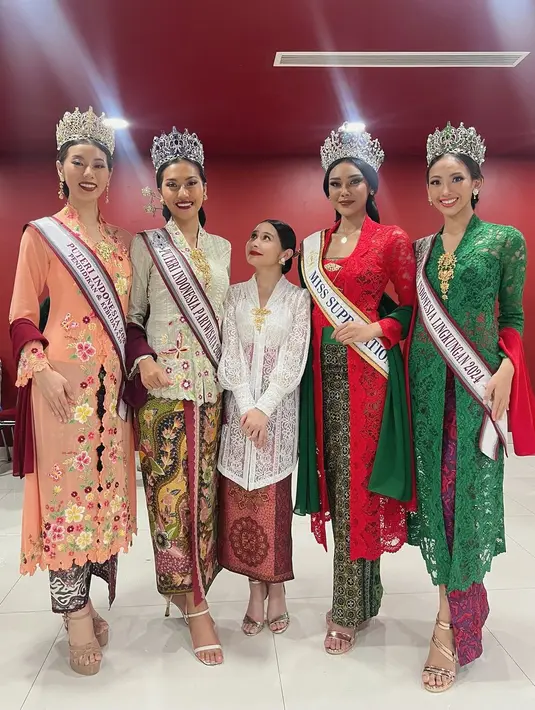 Ia percaya diri meski terlihat petite diapit para finalis Puteri Indonesia yang tinggi semampai. [@prillylatuconsina96]