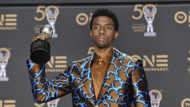 Chadwick Boseman pada 2019, dalam NAACP Image Awards ke-50. (Photo by Richard Shotwell/Invision/AP, File)