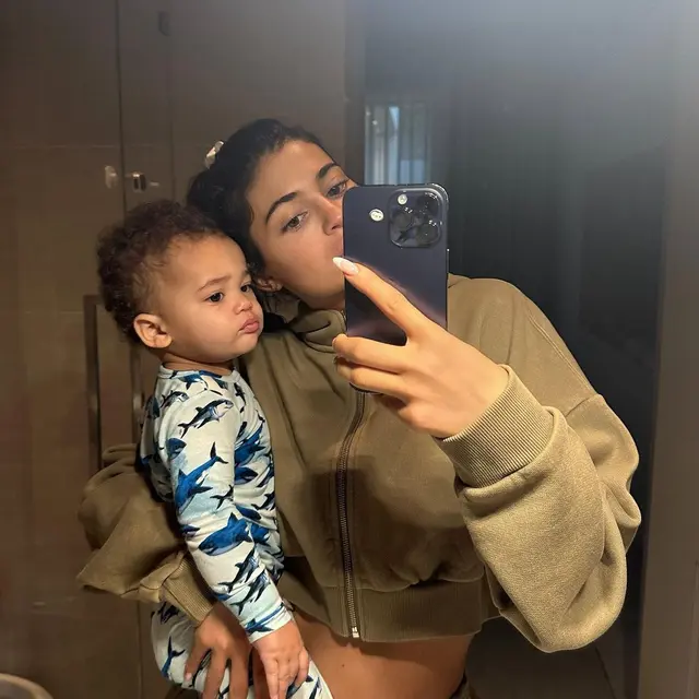 Kylie Jenner Go Public Pamer Wajah dan Nama Anak