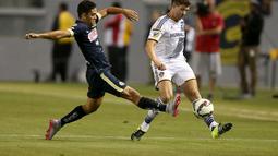 Steven Gerrard berebut bola dengan Andres Andrade. (Stephen Dunn/Getty Images/AFP)