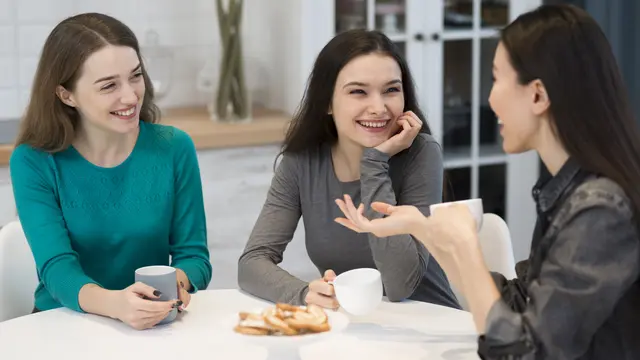 Tiga orang perempuan sedang berbincang bersama (Foto Dok: Freepik/freepik)