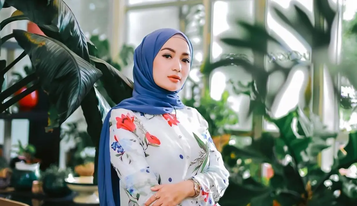 Sudah jarang muncul di layar kaca, ia pun memiliki sejumlah lini bisnis seperti produk fashion hingga kuliner. Di usianya yang sudah 33 tahun dan menjadi seorang single mom, ia pun tetap tampil awet muda bak seorang ABG. Gaya busananya pun sering menjadi sorotan para netizen. (Liputan6.com/IG/@imelpc)
