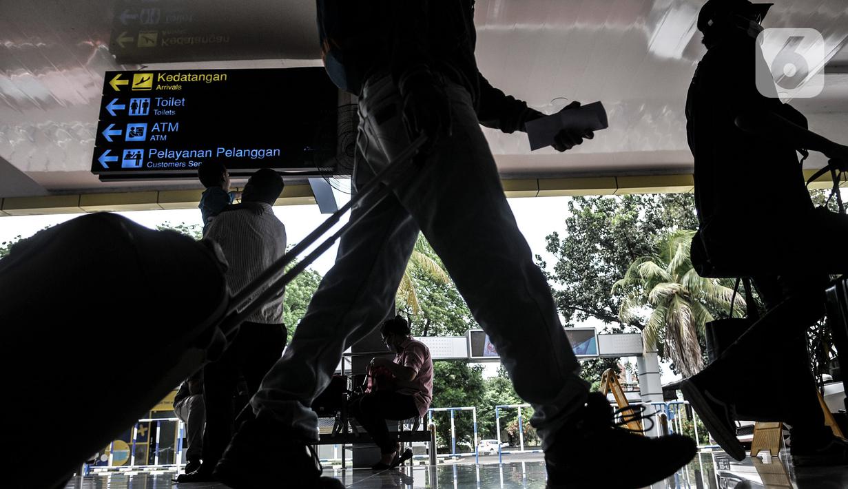 FOTO: Keluar Masuk Jakarta via Udara Wajib Rapid Test Antigen