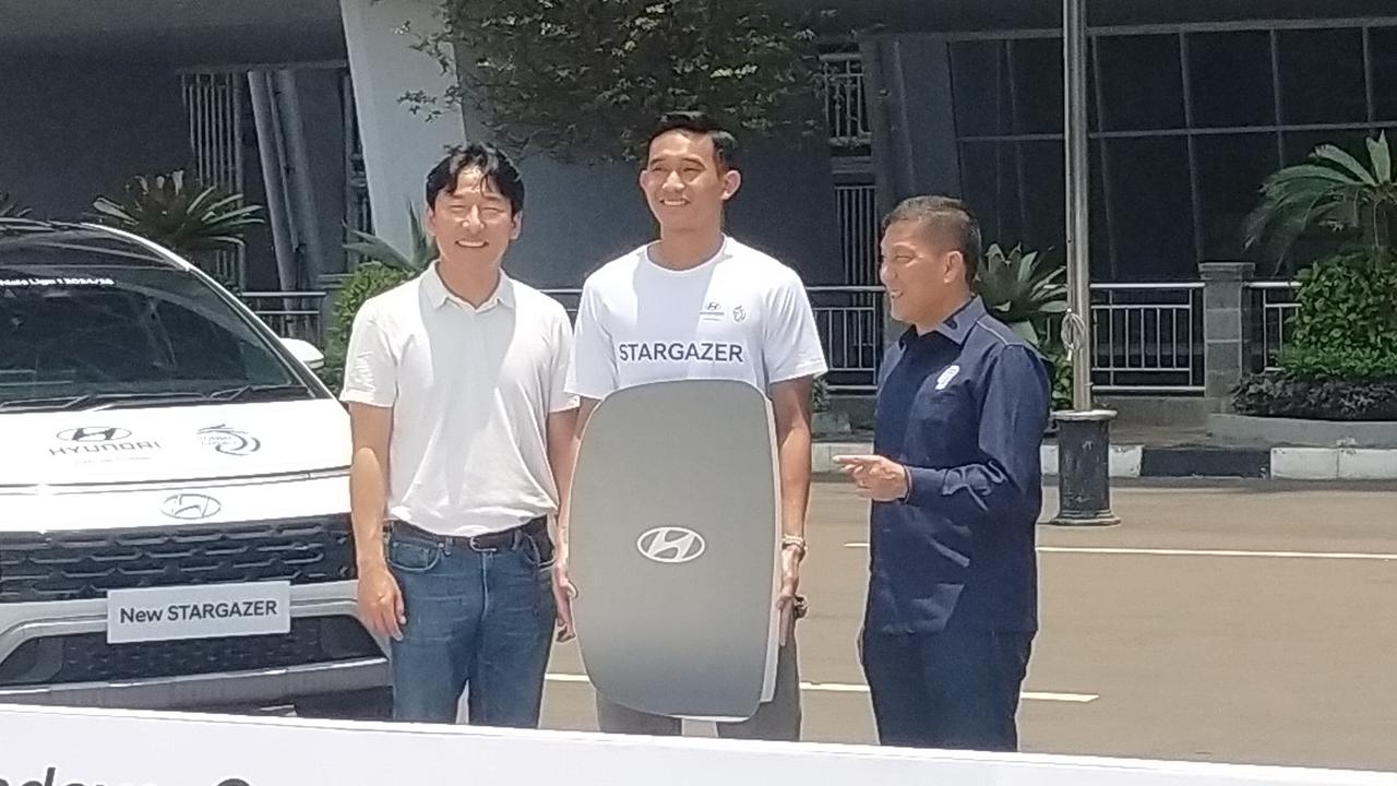 Dihadiri Bek Timnas Rizky Ridho, Hyundai Serahkan 35 Unit Mobil Stargazer untuk Operasional Liga 1