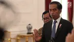 Presiden Joko Widodo (Jokowi) memberikan keterangan seusai bertemu CEO Bukalapak Achmad Zaky di Istana Merdeka, Sabtu (16/2). Dalam kesempatan itu Jokowi meminta seluruh pihak untuk menghentikan gerakan uninstall Bukalapak.com. (Liputan6.com/Angga Yuniar)
