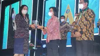 Kepala BPKAD Kota Denpasar Putu Kusumawati  menerima Penghargaan WTP minimal 10 kali dari Menteri Keuangan Sri Mulyani Indrawati. (Istimewa)
