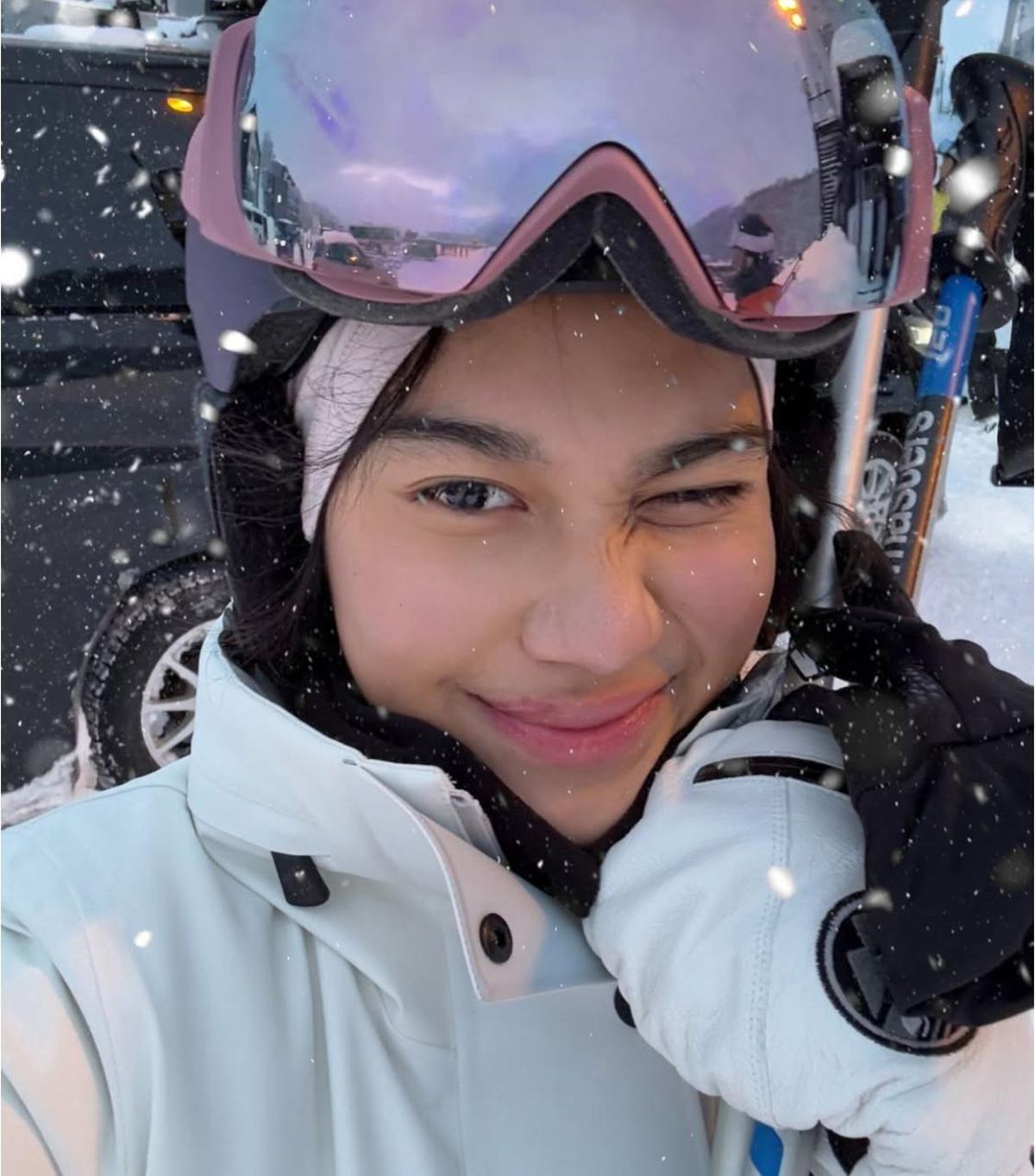 7 Potret Cantik dan Berani! Azizah Salsha Coba Ski Perdana di Niseko, Tampil Memukau Meski Terjatuh