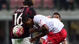 Pemain AC Milan, Andrea Poli (kiri) berebut bola dengan pemain Carpi FC, Jerry Mbakogu pada lanjutan Serie A Italia di Stadion Giuseppe Meazza, Milan, Italy,Kamis (21/4/2016) atau Jumat dini hari WIB. (AFP/Giuseppe Cacace)