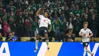 Pemain Inggris Jude Bellingham melakukan selebrasi  setelah mencetak gol pertama mereka selama pertandingan sepak bola babak 16 besar Piala Dunia antara Meksiko dan Inggris di Mexico City, Minggu, 5 Juli 2026. (AP Photo/Ricardo Mazalan)