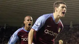 Gareth Barry of Aston Villa celebrate scoring the winning goal from the penalty spot during a Premier League match between Sunderland and Aston Villa at Stadium of Light, on January 17, 2009. AFP PHOTO/GRAHAM STUART