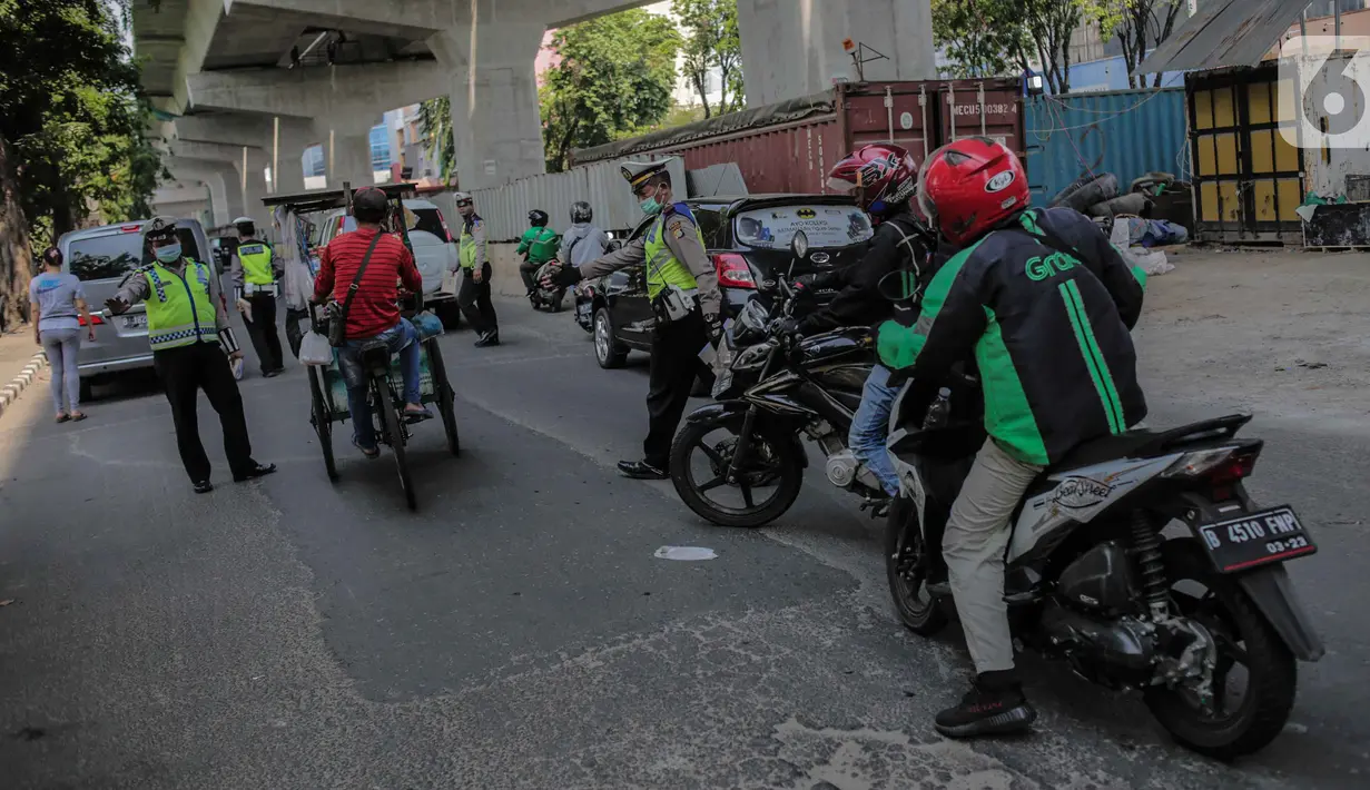Polisi lalu lintas memberhentikan pengendara sepeda motor saat pelaksanaan Operasi Zebra Jaya 2019 di Jalan Boulevard Gading Raya, Jakarta, Kamis (24/10/2019). Polda Metro Jaya menggelar Operasi Zebra Jaya hingga 5 November mendatang guna menekan pelanggaran lalu lintas. (Liputan6.com/Faizal Fanani)