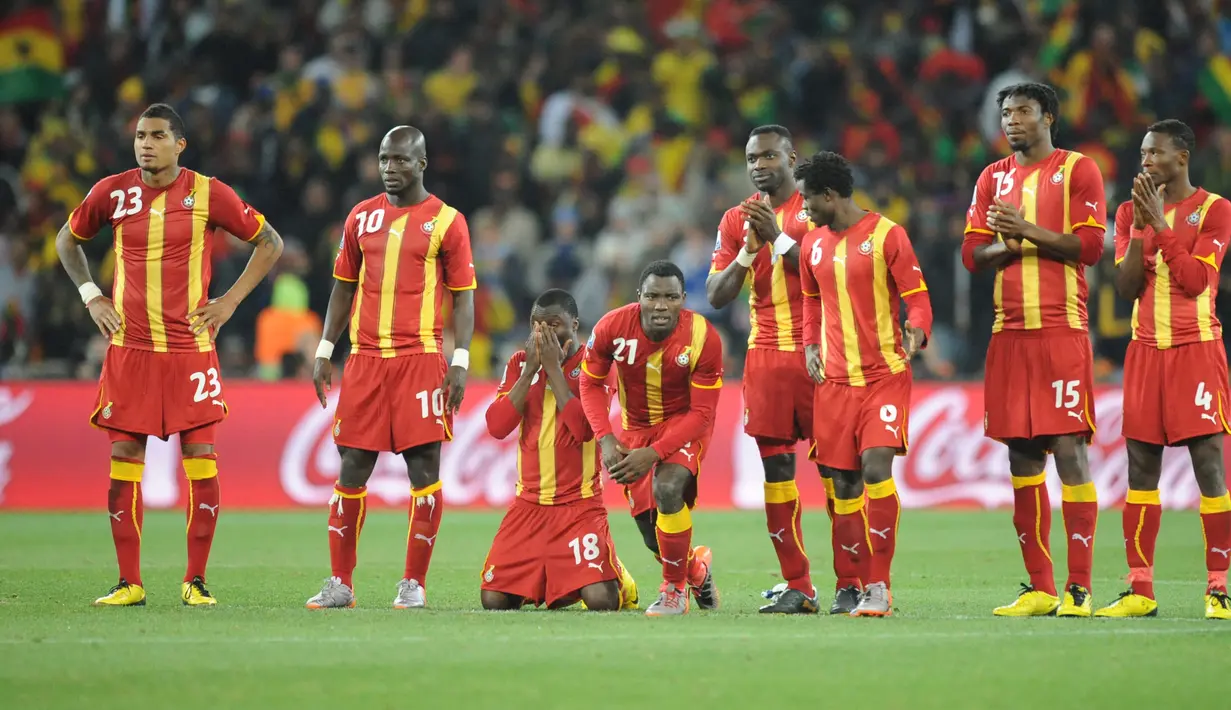 Ghana. Negara Afrika ketiga yang mampu menembus babak perempatfinal di Piala Dunia adalah Ghana pada edisi 2010 di Afrika Selatan. Berstatus runner-up Grup D di bawah Jerman, Ghana kemudian menang 2-1 atas Amerika Serikat di babak 16 besar melalui perpanjangan waktu. Sayang, di babak perempatfinal Kevin-Prince Boateng dkk harus mengakui keunggulan Uruguay melalui adu penalti dengan skor 2-4, setelah hingga babak perpanjangan waktu skor sama kuat 1-1. (AFP/Rodrigo Arangua)