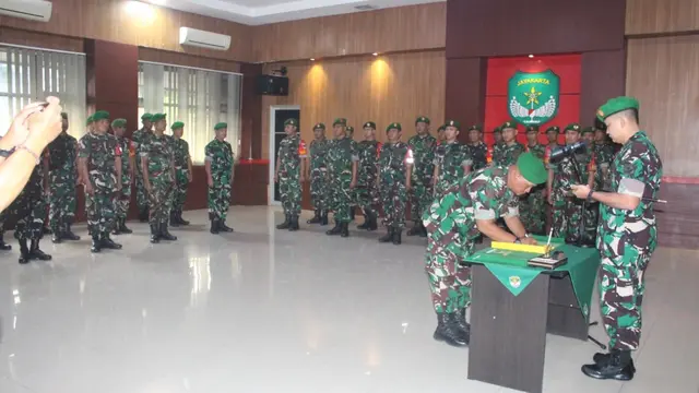 Prajurit TNI yang tuduh pedagang es kue jadul pakai spons dihukum berat.