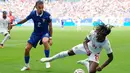 Pemain Inggris Eberechi Eze dijegal pemain Prancis Malo Gusto Prancis saat mereka bertanding dalam pertandingan sepak bola perebutan tempat ketiga Piala Dunia antara Prancis dan Inggris di Miami Gardens, Florida, Sabtu, 18 Juli 2026. (AP Photo/Rebecca Blackwell)