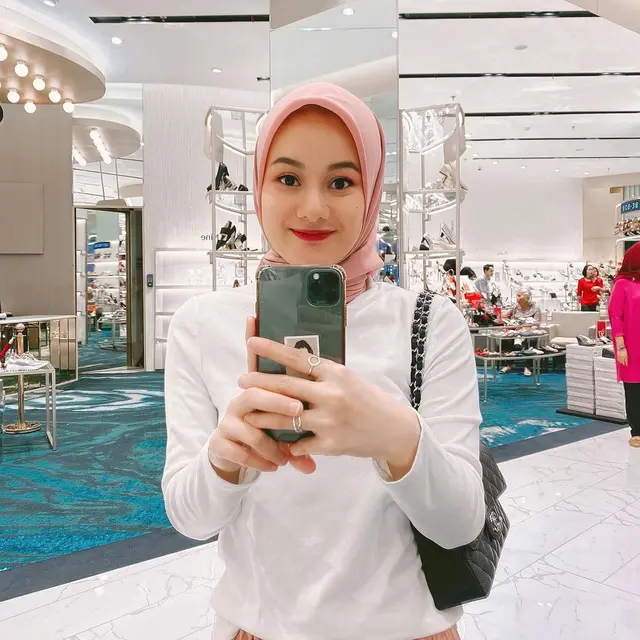 Selalu Pakai Pashmina, Ini 6 Potret Dinda Hauw dalam Balutan Jilbab Segi Empat