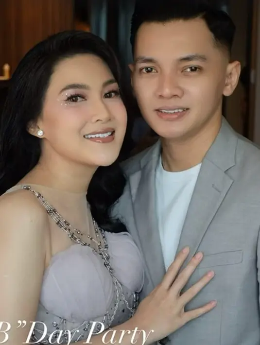 Dalam keterangan unggahannya di Instagram, Nella Kharisma memberi selamat sekaligus panjatkan doa terbaik untuk sang buah hati. Di momen ultah pertama anak bungsu mereka, Nella dan Dory tampil begitu serasi. Meski berbeda keyakinan, pasangan ini selalu harmonis dalam empat tahun pernikahan. (Liputan6.com/IG/@nellakharisma)