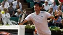 Petenis asal Inggris, Andy Murray, saat pertandingan melawan petenis Slovakia, Martin Klizan pada babak kedua Prancis Terbuka di Stadion Roland Garros, (01/06/2017). Murray menang dengan 6-7, 6-2, 6-2, 7-6.(EPA/Etienne Laurent)