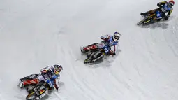 Sejumlah pembalap bersaing ditikungan es di Kejuaraan Dunia FIM Ice Speedway Gladiator di Arena Medeo, Almaty, Kazakhstan (21/2). Sirkuit yang diselimuti es membuat kejuaraan ini menjadi unik dan seru untuk disaksikan. (REUTERS/Shamil Zhumatov)