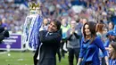 Pelatih Chelsea, Antonio Conte memegang trofi bersama istrinya Elisabetta di stadion Stamford Bridge, london, (21/5). Bagi Chelsea, ini merupakan gelar keenam atau yang kelima di era Premier League. (AP Photo/Frank Augstein)