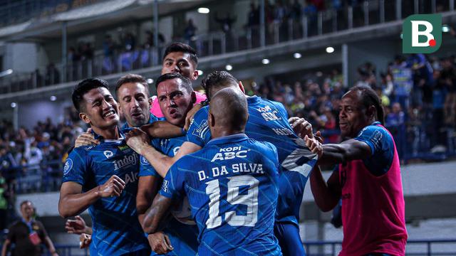 Foto: Ezra Walian Bangkit, Cetak Gol Indah dan Buat Persib Bandung Terhindar dari Kekalahan