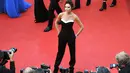 Sejumlah fotografer saat mengambil gambar Victoria Beckham berpose saat menghadiri pembukaan Festival Film Cannes ke-69 di Cannes, Prancis selatan, Rabu (11/5/2016). Istri David Beckham ini tampil dengan busana kasual. (AFP PHOTO / Antonin THUILLIER)
