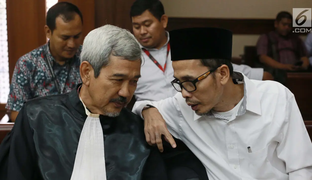 Kakanwil Kemenag Gresik yang juga tersangka pemberian suap kepada anggota DPR Romahurmuziy, Muafaq Wirahadi jelang sidang pembacaan dakwaan di Pengadilan Tipikor, Jakarta, Rabu (29/5/2019). Muafaq Wirahadi didakwa memberi suap mantan Ketua Umum PPP Romahurmuziy. (Liputan6.com/Helmi Fithriansyah)