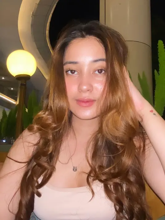 Ini adalah potret terbaru Geccha Tavvara. Sudah mengenal makeup dan pandai padu padankan OOTD, artis kelahiran Medan ini genap berusia 20 tahun pada Desember 2023 mendatang. Dulu imut dan menggemaskan, Geccha dewasa makin pancarkan pesonanya. Kenakan busana simpel dengan rambut yang tergerai indah, penampilan Geccha Tavvara tetap modis. (Liputan6.com/IG/@gecchatvr)