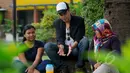Keseruan Kevin Julio berbincang dengan dua fansnya dalam program Ngedate Bareng Artis yang diselenggarakan oleh Liputan6.com, Jakarta, Rabu (1/4/2015). (Liputan6.com/Faisal R Syam)