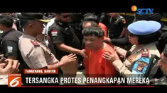 Sementara itu, sejumlah petugas membongkar muatan truk yang mengangkut puluhan paket berisi narkoba jenis sabu.