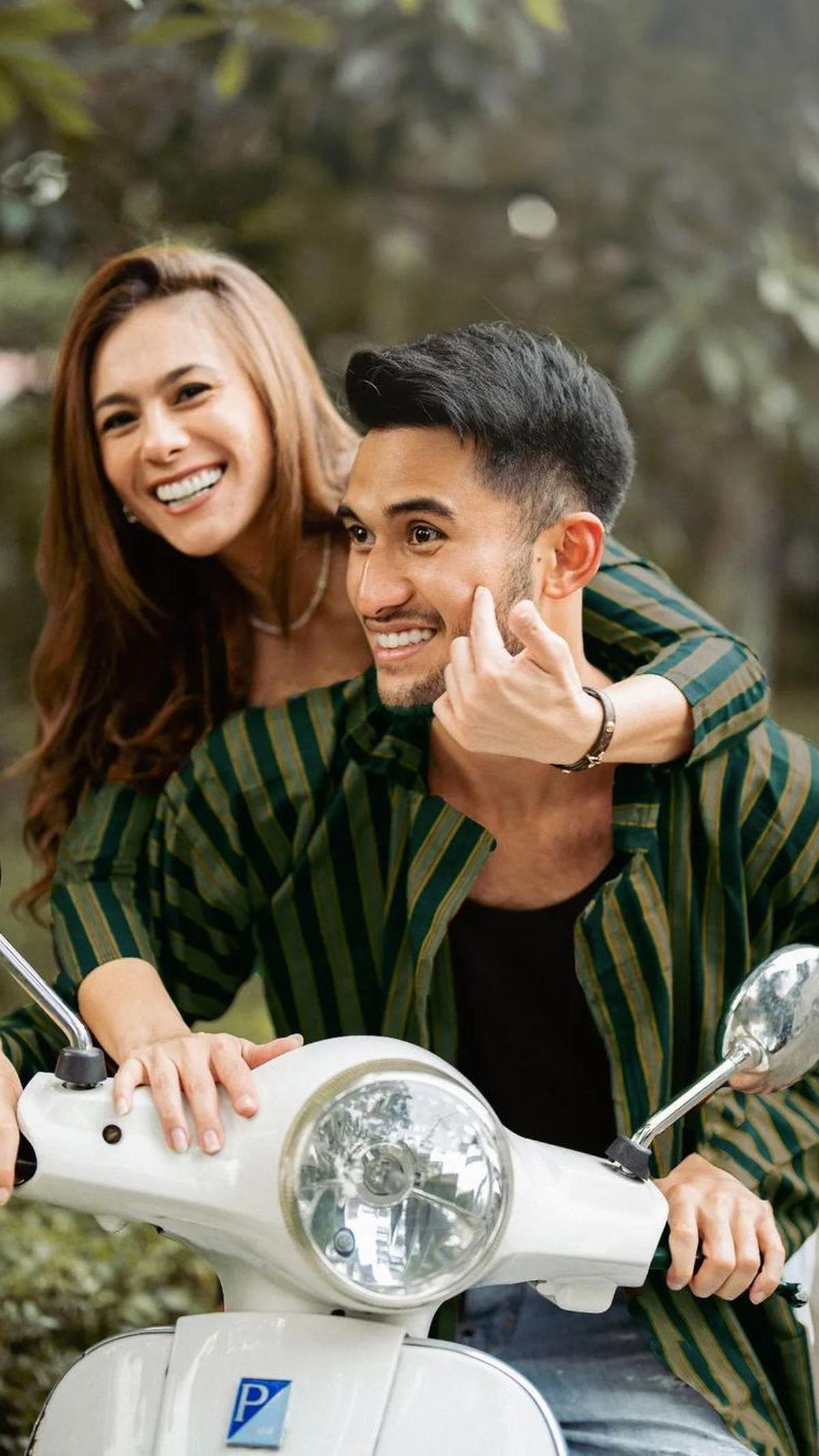 Melihat keromantisannya itu, banyak pula dari para penggemar yang mendukung dan mendoakan agar pasangan ini bisa berlanjut ke jenjang yang lebih serius alias menikah.