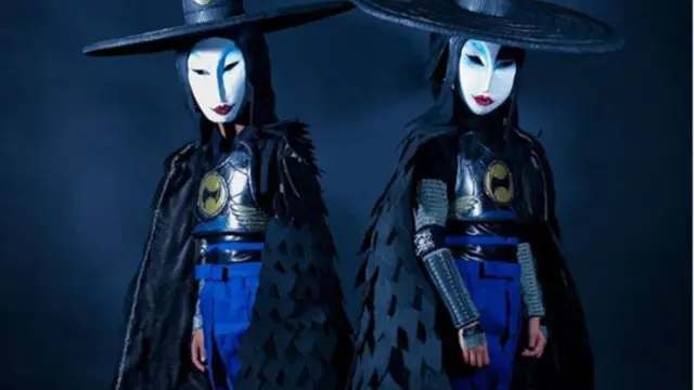 Keren, Si Kembar Ini Suka Cosplay dengan Kostum Mengerikan
