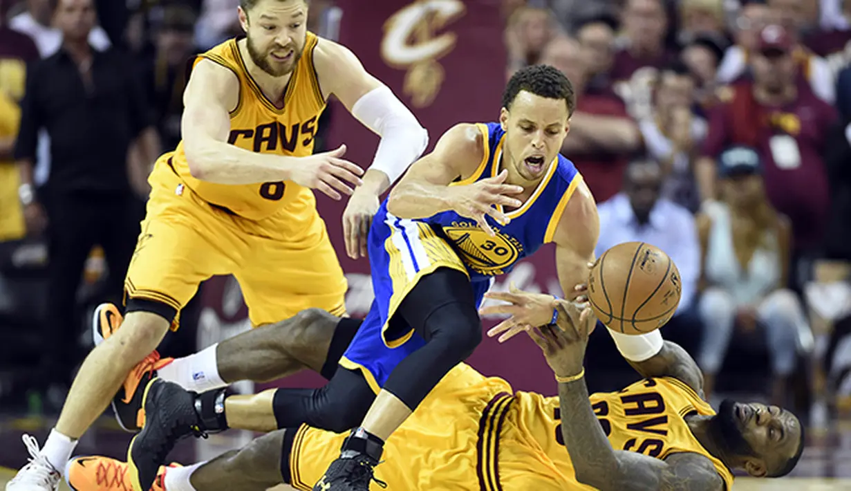Duel Stephen Curry asal Goleden State Warriors dengan pemain Cleveland Cavaliers, LeBron James (23) pada gim ketiga final NBA. (Bob Donnan-USA TODAY Sports)