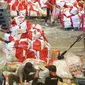 Pekerja memindahkan paket bansos di Gudang Food Station Cipinang, Jakarta, Rabu (22/4/2020). Pemerintah menyalurkan paket bansos sebesar Rp 600 ribu per bulan selama tiga bulan untuk mencegah warga mudik dan meningkatkan daya beli selama masa pandemi COVID-19. (Liputan6.com/Immanuel Antonius)