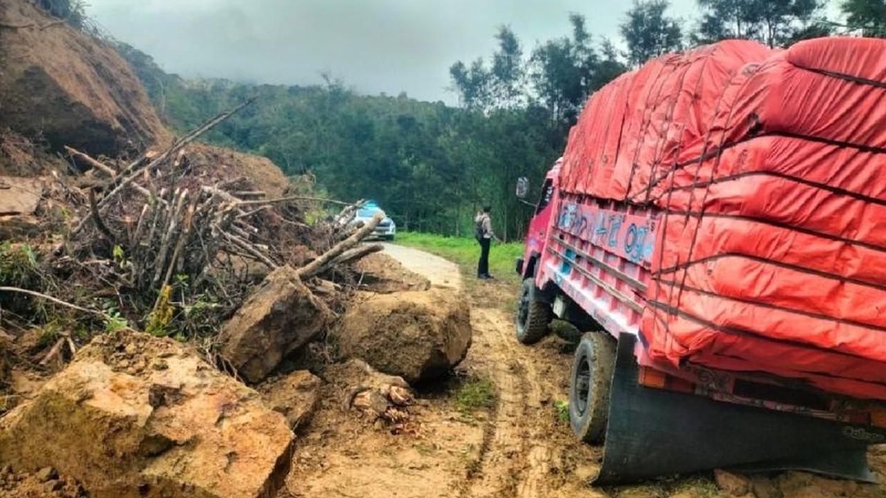 Polres Lanny Jaya Bantu Warga Terdampak Longsor di Kampung Yuta, Akses Jalan Kembali Terbuka