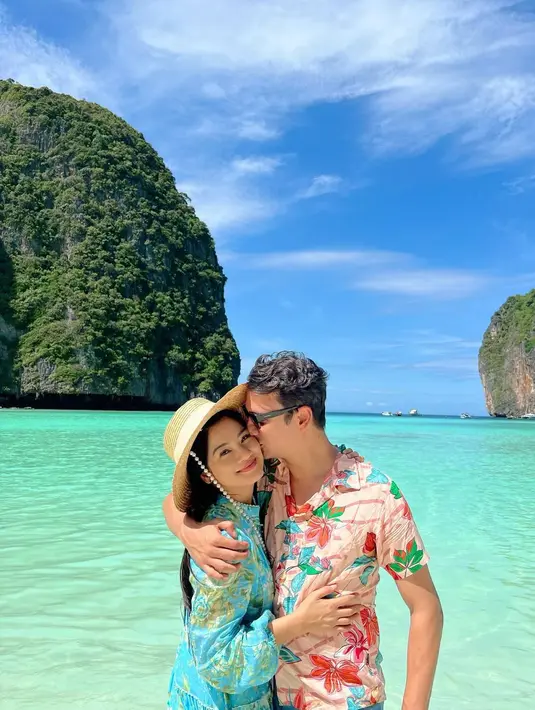 Tak lupa, pasangan yang menikah sejak tahun 2009 itu juga pose mesra. Meski telah 14 tahun nikah, pasangan ini kerap tampil mesra dan romantis seperti pasangan pengantin baru. [Foto; Instagram/titi_kamall]